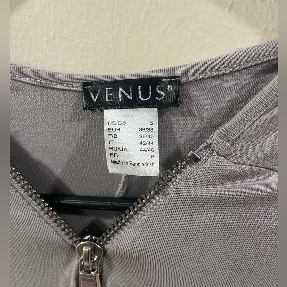 Venus Gray Quarter Length Sleeved Shirt - Size Small - Picture 3 of 8
